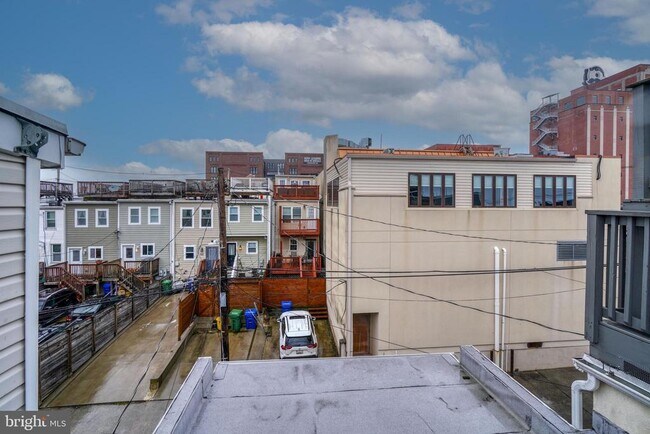 Building Photo - 939 Baylis St