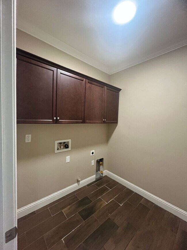 Building Photo - Two Story Home Move In Ready located in Avalon Gated Community!!!