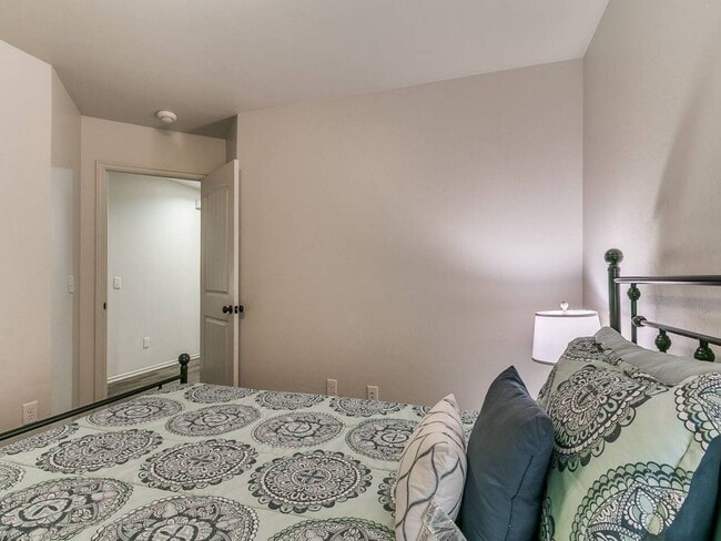 Building Photo - Modern 3BR/2BA Duplex | All Utilities Included | Downtown Edmond