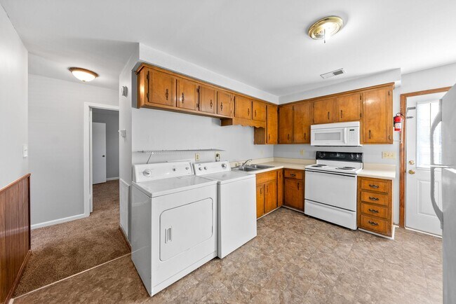 Building Photo - Cozy Two Bedroom Apartment