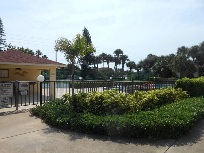 Building Photo - 220 S 5th St