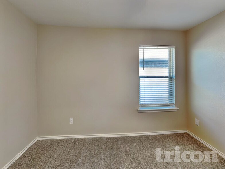 Building Photo - 2565 Hadley St