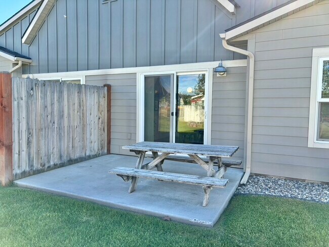 Building Photo - 1640 New Holland Dr