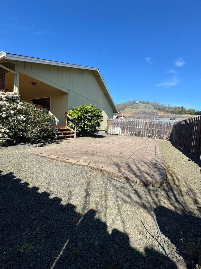 Building Photo - Hucrest 3 bedroom 2 bath home with garage