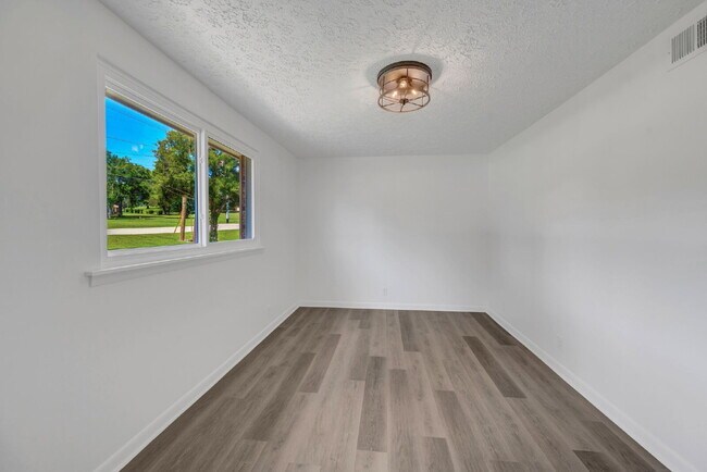 Building Photo - Furnished, remodeled 2BR near Nashville hospitals, all utilities and WiFi included, updated kitch...