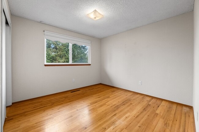 Building Photo - Steilacoom Split Entry