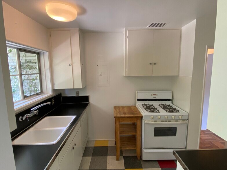 Kitchen - 5414 Village Grn