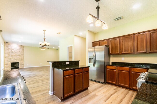 Building Photo - 825 Marjories Way