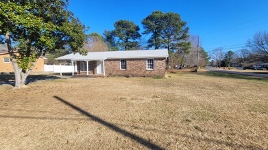 Building Photo - 3br Ranch home on large lot