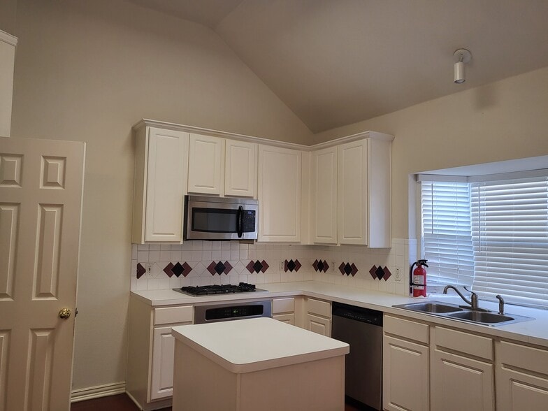 Building Photo - 4522 Oak Shores Dr