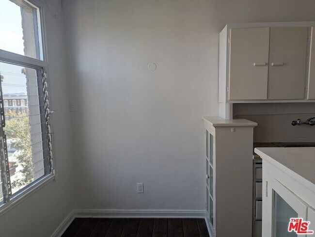 Building Photo - 634 S Gramercy Pl