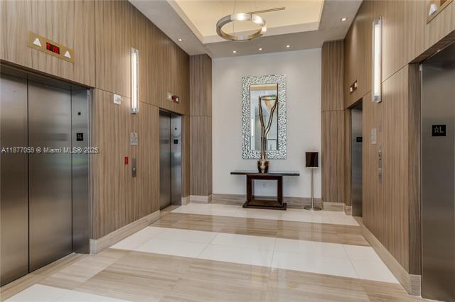 Building Photo - 999 SW 1st Ave