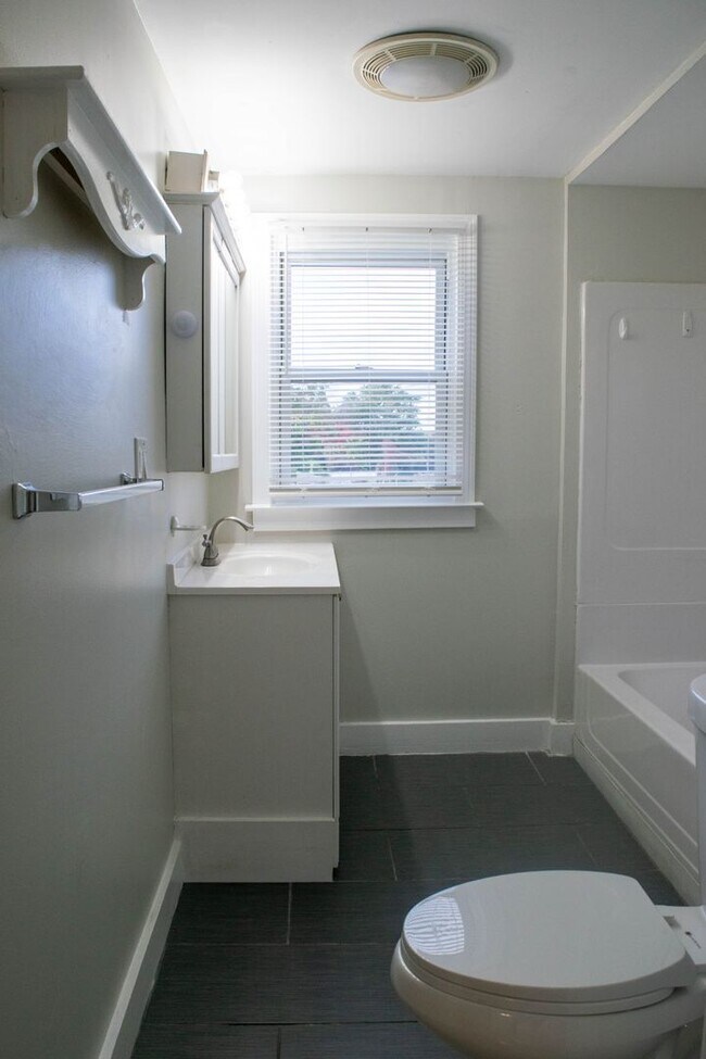 Building Photo - 25 South End Rd