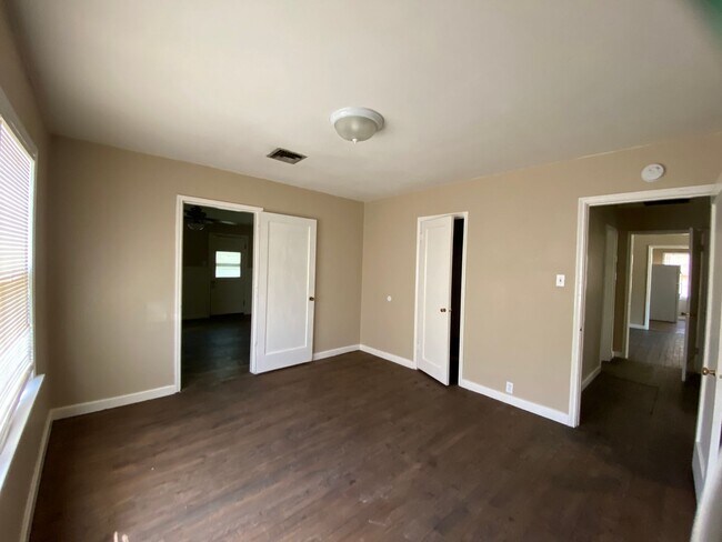 Building Photo - Spacious, remodeled 4 Bed, 2 Bath Home in ...