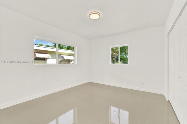 Building Photo - 6450 SW 28th St