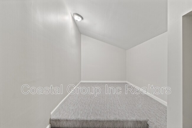 Building Photo - 2212 Lesner Crescent