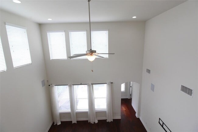 Building Photo - 5800 Viejo Dr