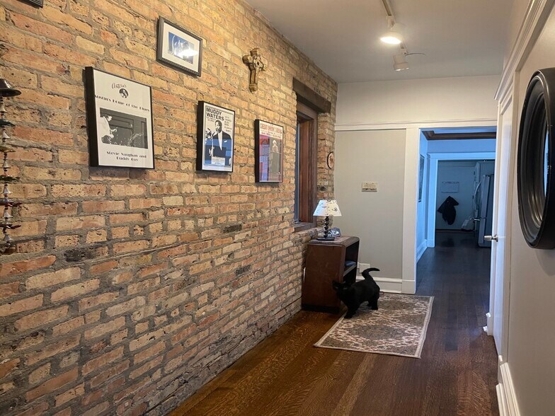 Building Photo - 3741 N Pine Grove Ave