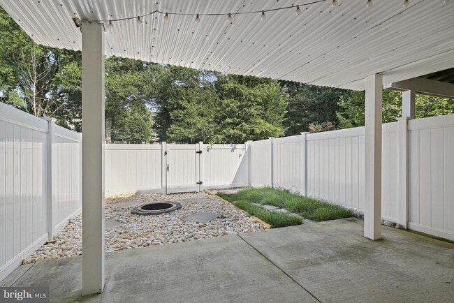 Building Photo - 7425 Willow View Ln