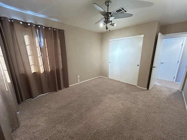 Building Photo - No HOA 3-Bedroom 2.5-Bathroom Home!