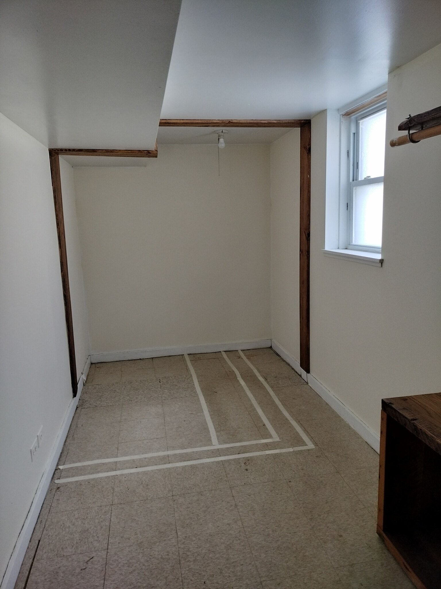 Tape marks bed size twin full queen - 1943 W Oakdale Ave