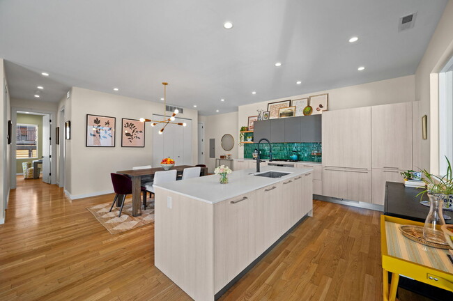 Building Photo - 2016 W Rice St