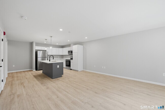 Building Photo - 589 Bedford St