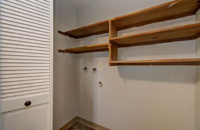 Building Photo - Elias / Boyd 701-03