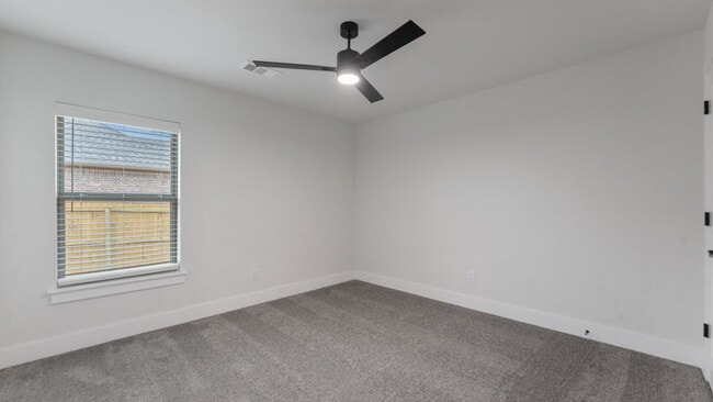 Building Photo - "Lovely 3-Bed Oasis with Granite Touches &...