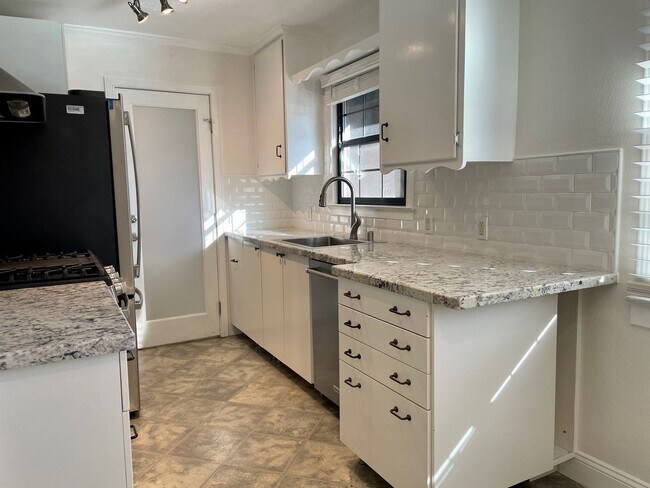 Building Photo - Cozy 1/1 Santa Clara Gem