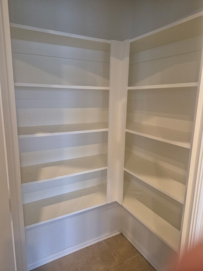 Building Photo - 709 Shady Meadow Ln