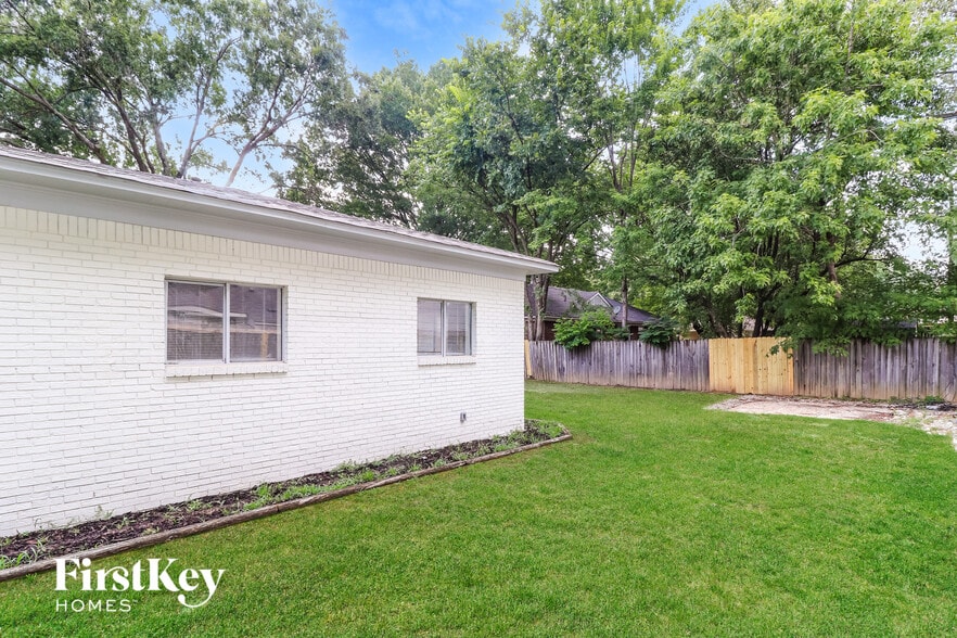 Building Photo - 1712 Myrna Ln