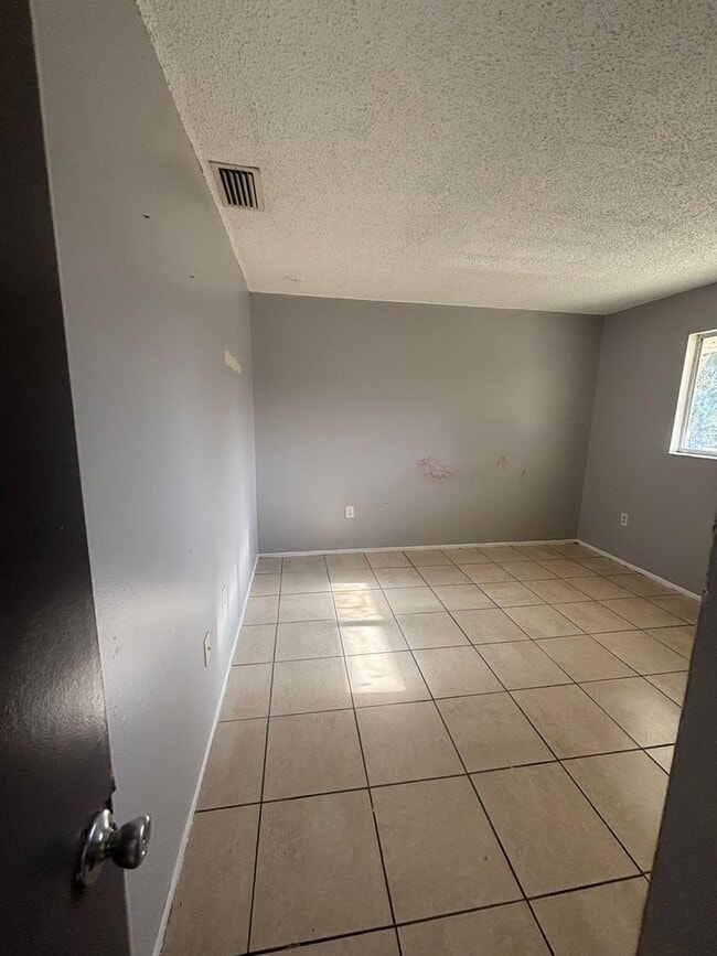 Building Photo - 929 33rd Ave W