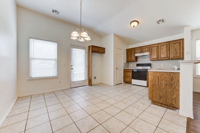 Building Photo - 2813 Edgemere Dr
