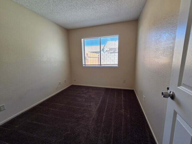 Building Photo - New Listing!