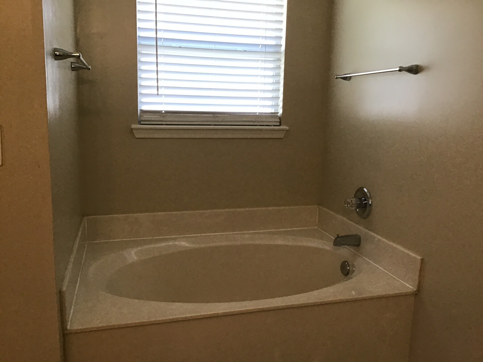 Building Photo - 2038 Belhaven Dr