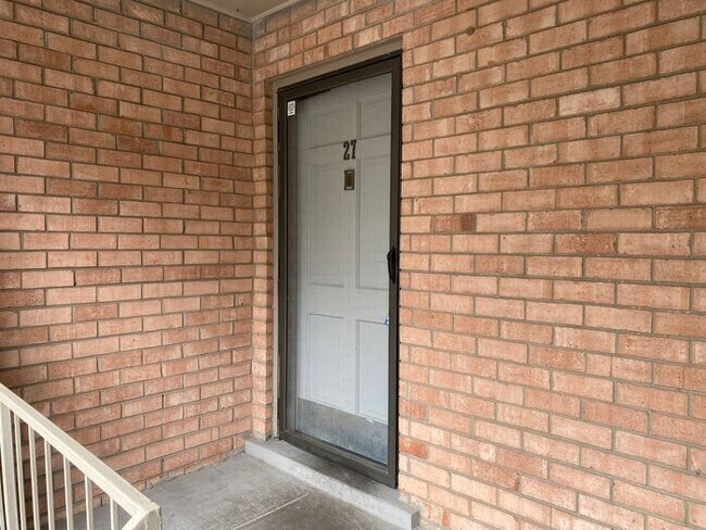 Building Photo - Beautiful 2 Bedroom / 2 Bath Apartment in Green Hills Under $2000!