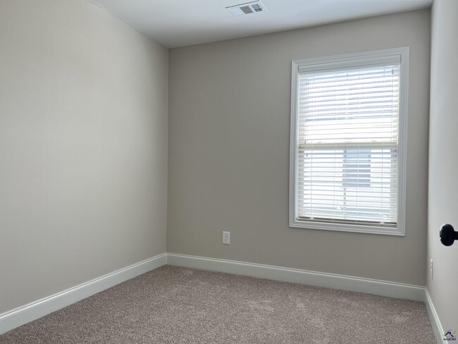 Building Photo - 202 Red Tail Cir