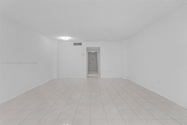 Building Photo - 905 Brickell Bay Dr