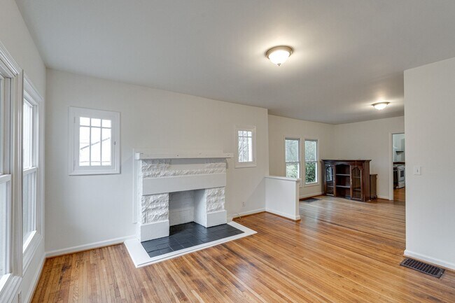 Building Photo - Two Bedroom Craftsmen for Rent!