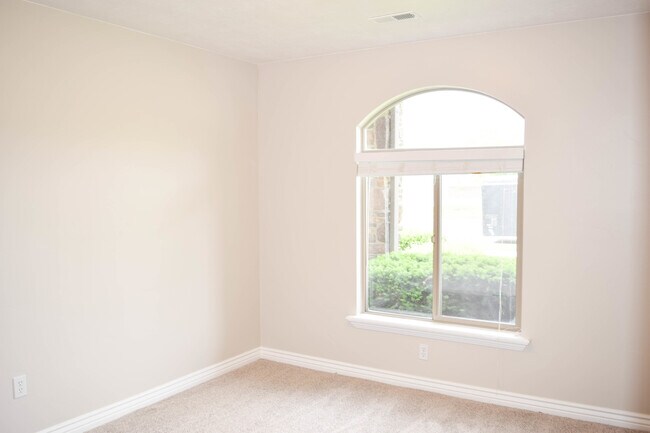 Building Photo - Idyllic Provo home w LOTS of garage space!