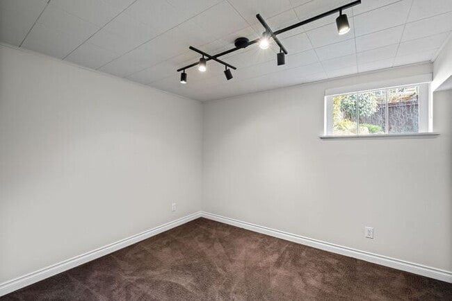 Building Photo - Elegant and Spacious Air-Conditioned Lincoln Park Rambler