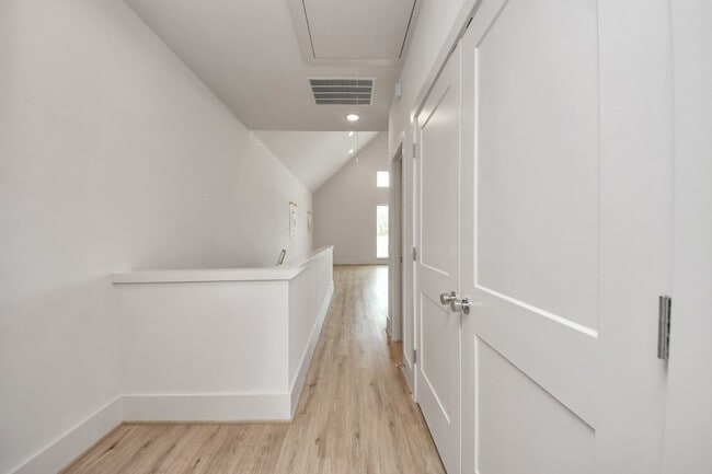 Building Photo - 1042 Homer St