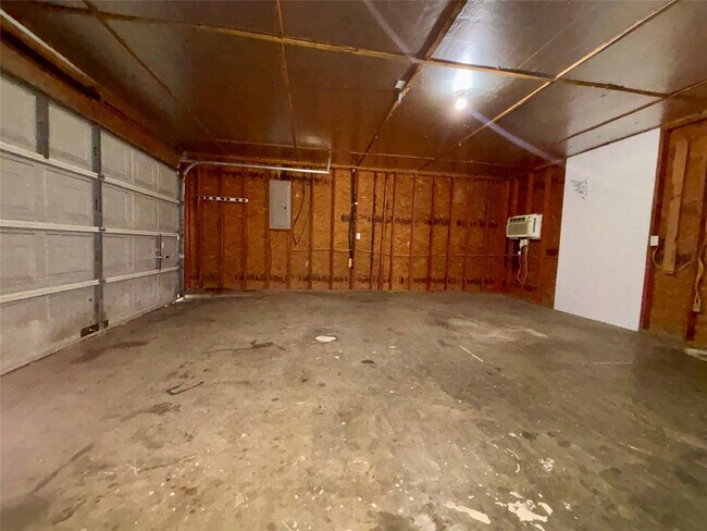 Building Photo - 10642 Royal Pines Dr