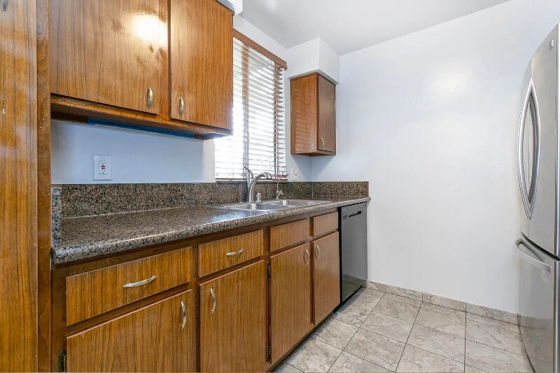 Building Photo - 14990 Victory Blvd