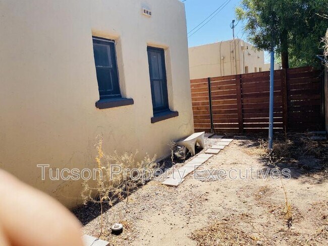 Building Photo - 2632 N Stone Ave