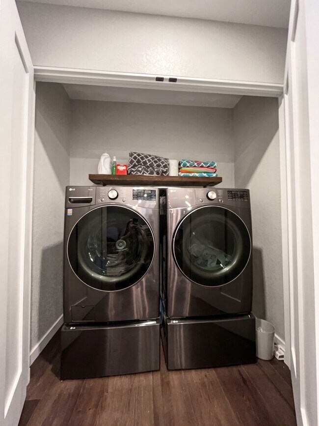 Building Photo - Furnished! In town! Walk to everything! Recently updated!