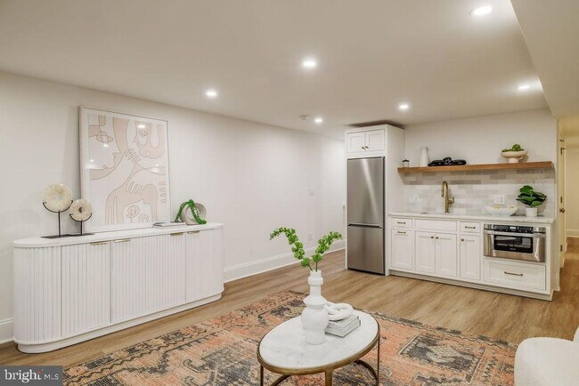 Building Photo - 2460 Ontario Rd NW