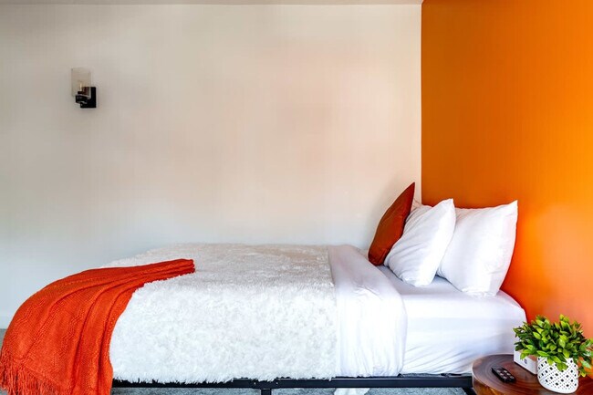 Building Photo - 313 W 4th Ave