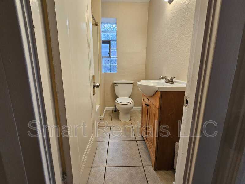 Building Photo - 5065 Lindenwood Ave